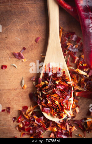 Spicy Chili Paste mischen mit Paprika auf Holz- Hintergrund. Dieses Gewürz könnte Bestandteil von Harissa, ajika, muhammara oder andere Naher Osten essen werden. Stockfoto