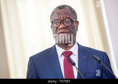 24. Juni 2019, Baden-Württemberg, Tübingen: Denis Mukwege, Friedensnobelpreisträger von 2018, spricht an der Staatsministeriums in der Villa Reitzenstein. Der gynäkologe Mukwege den Friedensnobelpreis im Jahr 2018 für sein Engagement für die Rechte der Frauen in der Demokratischen Republik Kongo erhalten. Foto: Fabian Sommer/dpa Stockfoto