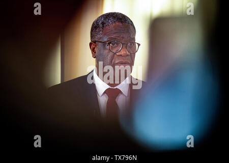 24. Juni 2019, Baden-Württemberg, Tübingen: Denis Mukwege, Friedensnobelpreisträger von 2018, spricht an der Staatsministeriums in der Villa Reitzenstein. Der gynäkologe Mukwege den Friedensnobelpreis im Jahr 2018 für sein Engagement für die Rechte der Frauen in der Demokratischen Republik Kongo erhalten. Foto: Fabian Sommer/dpa Stockfoto