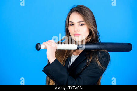 Aggressiv. Business Lady Boss. Zeit erfordert entscheidende Maßnahmen. Business Strategie. Vertrauen und Stärke. Das Spiel. Bauen Karriere. Frau hübsches Mädchen tragen formalen Jacke und halten Sie Baseball Bat. Stockfoto