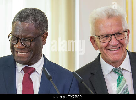 24. Juni 2019, Baden-Württemberg, Tübingen: Denis Mukwege (l), Friedensnobelpreisträger von 2018, und Winfried Kretschmann (Bündnis 90/Die Grünen), Ministerpräsident des Landes Baden-Württemberg, stand im Staatsministerium in der Villa Reitzenstein. Der gynäkologe Mukwege den Friedensnobelpreis im Jahr 2018 für sein Engagement für die Rechte der Frauen in der Demokratischen Republik Kongo erhalten. (RECROP) Foto: Fabian Sommer/dpa Stockfoto