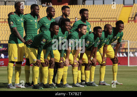 Kairo, Ägypten. 24. Juni, 2019. Südafrika Spieler bedeuten für die gruppenfoto vor dem Start des 2019 Afrika Cup Gruppe D Fußballspiel zwischen Südafrika und der Elfenbeinküste an al-salam Stadion. Credit: Omar Zoheiry/dpa/Alamy leben Nachrichten Stockfoto