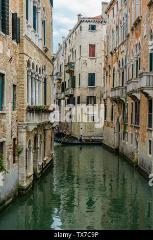 Venedig, Italien, 26. MAI 2019: Nicht identifizierte Personen an der traditionellen Gondeln im Kanal in Venedig, Italien. Am 17. und 18. Jahrhundert Es wurde geschätzt, Stockfoto