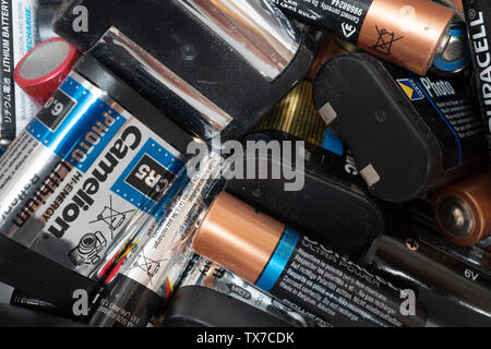 Stapel der alten Kamera Batterien. Großbritannien Stockfoto