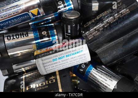 Stapel der alten Kamera Batterien. Großbritannien Stockfoto