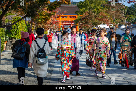 Kyoto, Japan - 21. November 2018: Die Damen tragen Yukata mit Touristen auf der Straße außerhalb Fushimi Inari Taisha. Stockfoto