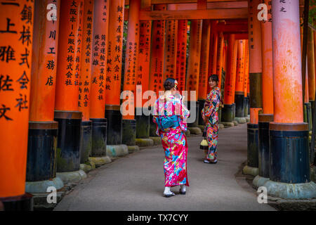 Kyoto, Japan - 21. November 2018: Die Damen tragen Yukata in Fushimi Inari Schrein, die japanische Sprache schrieb. Stockfoto