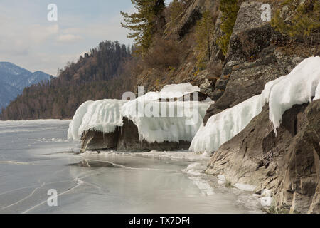 Blick auf den wunderschönen Zeichnungen auf Eis aus der Tiefe Risse und Blasen von Gas auf der Oberfläche des Sees Teletskoye, Russland Stockfoto