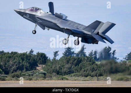 Embargo auf 0001 Dienstag, 25. Juni eine F-35 Zieht aus RAF Akrotiri auf Zypern, wo Verteidigungsminister Penny Mordaunt angekündigt, dass die Flugzeuge auf Operationelle Dienstreisen zum ersten Mal geflogen sind, da sie Bemühungen, islamischen Staat zu beseitigen. Stockfoto