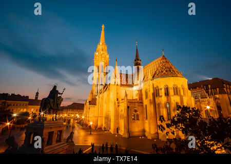 Nacht Blick auf die berühmte Matthiaskirche in Budapest, Ungarn Stockfoto