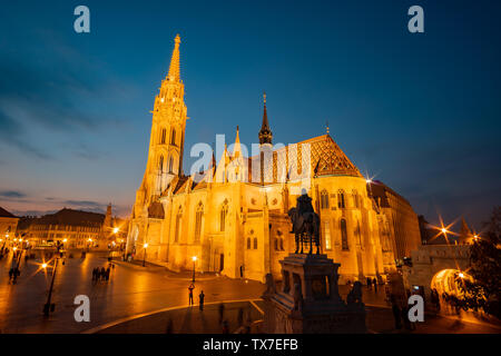 Nacht Blick auf die berühmte Matthiaskirche in Budapest, Ungarn Stockfoto