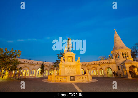 Nachtansicht der Bronzestatue von Stephan I. von Ungarn in Budapest, Ungarn Stockfoto