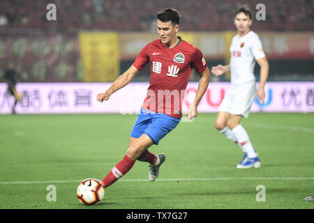 Englisch - geboren in Taiwan Fußballspieler Tim Chow von Henan Jianye dribbelt gegen Shenzhen F.C. in der 14. Runde während der 2019 chinesischen Fußballverband Super League (CSL) in Zhengzhou City, Central China Provinz Henan, 22. Juni 2019. Henan Jianye besiegt Shenzhen F.C. 1-0. Stockfoto