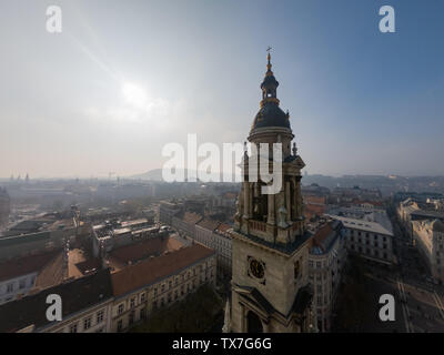 Turm der St.-Stephans-Basilika und Antenne Stadtbild von Budapest, Ungarn Stockfoto