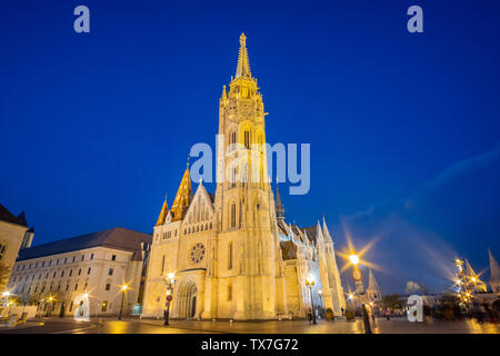 Sonnenuntergang Blick auf die berühmte Matthiaskirche in Budapest, Ungarn Stockfoto