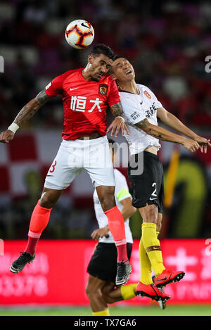 Brasilianische Fußballspieler Paulinho, oben, von Guangzhou Evergrande Taobao leitet den Ball gegen einen Spieler von Hebei China Fortune in der 14. Runde während der 2019 chinesischen Fußballverband Super League (CSL) in der Stadt Guangzhou, Provinz Guangdong, China, 22. Juni 2019. Guangzhou Evergrande Taobao besiegt Hebei China Fortune 2-1. Stockfoto