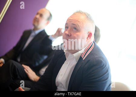 Schottischer Snookerspieler John Higgins zu Besuch in der Zentrale der Kleine Schwan Marke Midea der Gruppe vor der Beverly 2019 Snooker Wm in Wuxi City, der ostchinesischen Provinz Jiangsu, 23. Juni 2019. Stockfoto