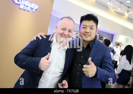 Schottischer Snookerspieler John Higgins, Links, und Chinesischen snooker Spieler Liang Wenbo besuchen sie die Zentrale der Kleine Schwan Marke Midea der Gruppe vor der Beverly 2019 Snooker Wm in Wuxi City, der ostchinesischen Provinz Jiangsu, 23. Juni 2019. Stockfoto