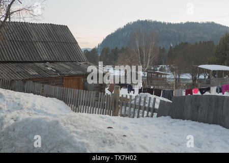 Farbige Leinen hängend an einem Seil Trocknung im privaten mkstore. Winter Stockfoto