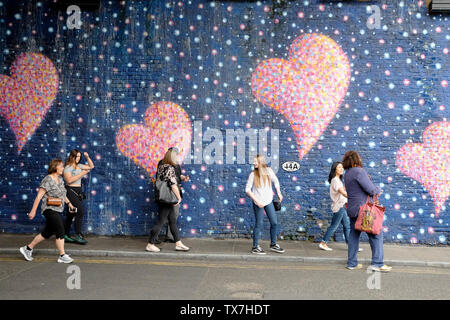 Menschen gehen vorbei an einem Wandbild, Tooley Street, South London Stockfoto