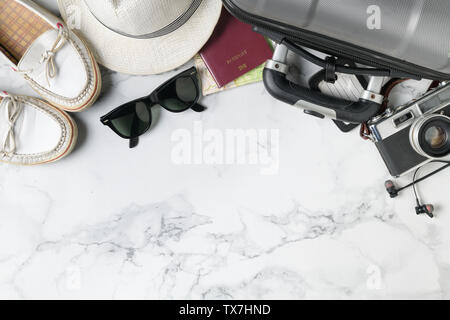 Koffer, Zubehör und Reisen reihen Hintergrund auf Marmor Hintergrund mit Kopie Raum vorzubereiten, Flach, Ansicht von oben Hintergrund Stockfoto