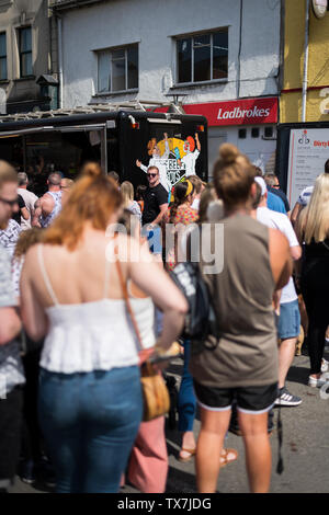 Brynmawr, Wales, Großbritannien, 22. Juni 2019: Personen, die selbst einen Trinken und Essen während der brynmawr Street Food Festival. Stockfoto