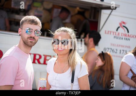 Brynmawr, Wales, Großbritannien, 22. Juni 2019: Personen, die selbst einen Trinken und Essen während der brynmawr Street Food Festival. Stockfoto