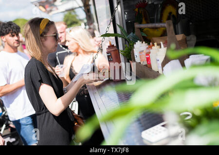 Brynmawr, Wales, Großbritannien, 22. Juni 2019: Personen, die selbst einen Trinken und Essen während der brynmawr Street Food Festival. Stockfoto