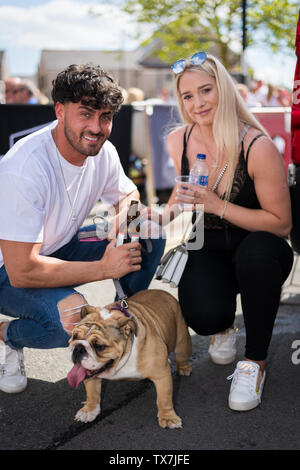 Brynmawr, Wales, Großbritannien, 22. Juni 2019: Personen, die selbst einen Trinken und Essen während der brynmawr Street Food Festival. Stockfoto