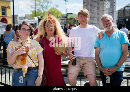 Brynmawr, Wales, Großbritannien, 22. Juni 2019: Personen, die selbst einen Trinken und Essen während der brynmawr Street Food Festival. Stockfoto