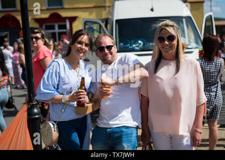 Brynmawr, Wales, Großbritannien, 22. Juni 2019: Personen, die selbst einen Trinken und Essen während der brynmawr Street Food Festival. Stockfoto