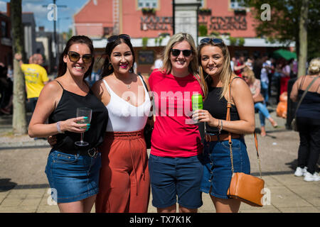 Brynmawr, Wales, Großbritannien, 22. Juni 2019: Personen, die selbst einen Trinken und Essen während der brynmawr Street Food Festival. Stockfoto