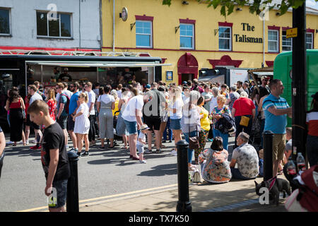 Brynmawr, Wales, Großbritannien, 22. Juni 2019: Personen, die selbst einen Trinken und Essen während der brynmawr Street Food Festival. Stockfoto