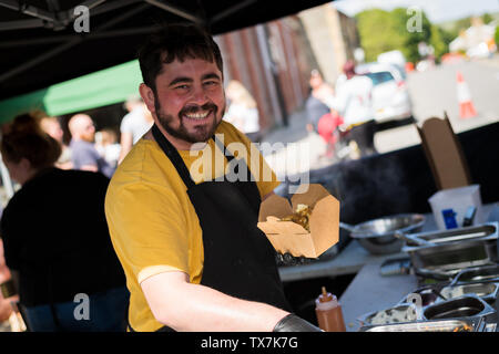 Brynmawr, Wales, Großbritannien, 22. Juni 2019: Personen, die selbst einen Trinken und Essen während der brynmawr Street Food Festival. Stockfoto