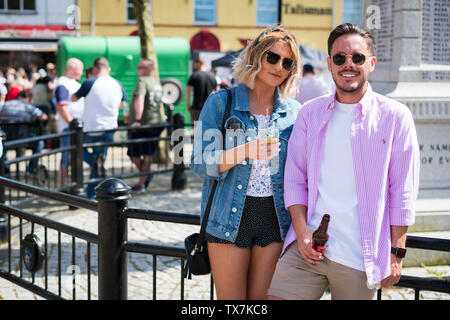 Brynmawr, Wales, Großbritannien, 22. Juni 2019: Personen, die selbst einen Trinken und Essen während der brynmawr Street Food Festival. Stockfoto