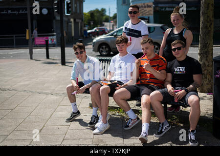 Brynmawr, Wales, Großbritannien, 22. Juni 2019: Personen, die selbst einen Trinken und Essen während der brynmawr Street Food Festival. Stockfoto