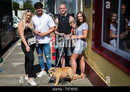 Brynmawr, Wales, Großbritannien, 22. Juni 2019: Personen, die selbst einen Trinken und Essen während der brynmawr Street Food Festival. Stockfoto