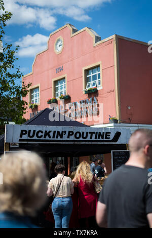 Brynmawr, Wales, Großbritannien, 22. Juni 2019: Personen, die selbst einen Trinken und Essen während der brynmawr Street Food Festival. Stockfoto