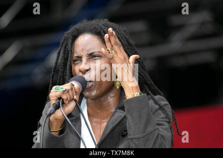 UK Entertainment; 23. Juni 2019. Jah9 und die Dub-Behandlung zeigen den Menschenmassen im Sefton Park beim Oye Event in Liverpool Africa eine spirituelle Show. Stockfoto