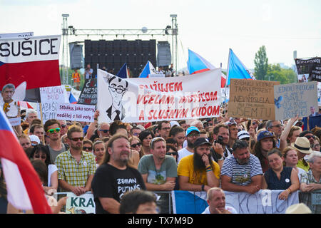 Prag/Tschechische Republik - 23. Juni 2019: Menschenmenge Proteste gegen Premierminister Babis und Minister der Justiz auf Letna, Letenska planen. Stockfoto