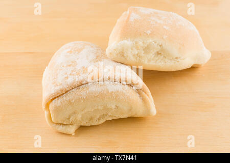 Frisches Gebäck mit Zucker Belag auf einer hölzernen Fach Stockfoto