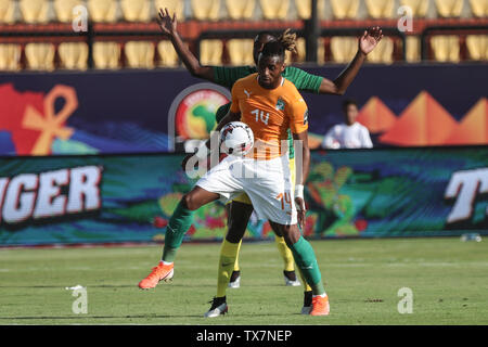 24. Juni 2019, Ägypten, Kairo: Die Elfenbeinküste Jonathan Kodjia in Aktion während der 2019 Afrika Cup Gruppe D Fußballspiel zwischen Südafrika und der Elfenbeinküste an al-salam Stadion. Foto: Omar Zoheiry/dpa Stockfoto