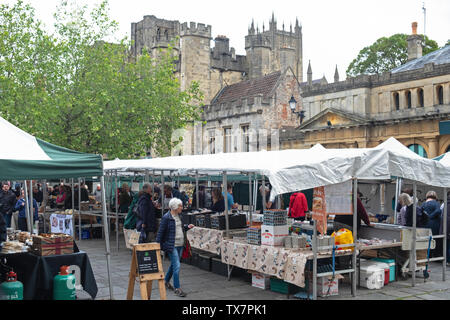 Wells, England - Juni 12, 2019: Einkäufer in der beliebten zweimal wöchentlichen Markt im Lee der mittelalterlichen Kathedrale der Stadt und Bishop's Palace statt Stockfoto