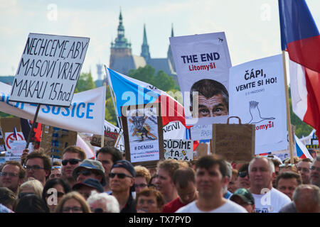 Prag/Tschechische Republik - 23. Juni 2019: Menschenmenge Proteste gegen Premierminister Babis und Minister der Justiz auf Letna, Letenska planen. Stockfoto