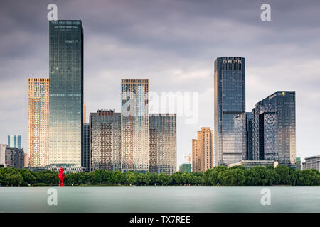 Architektur um Schwanensee, Hefei, Provinz Anhui. Stockfoto