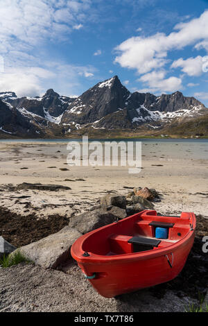 Rot Ruderboot auf dem sandigen Ufer der Förde, Lofoten, Norwegen Stockfoto