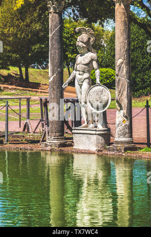 Tivoli - Villa Adriana in der Canopo Bereich - Latium - Italien - eine Statue des römischen Helden Gott mit Helm und Schild Stockfoto