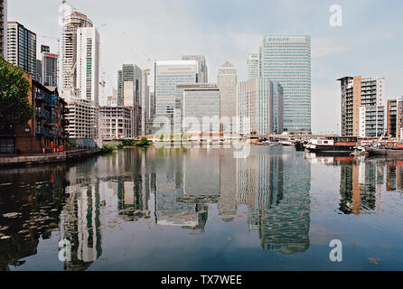 Canary Wharf von Blackwall Basin, London Docklands Großbritannien, mit Reflexion im Wasser Stockfoto