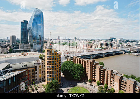 Blick auf die London von der Tate Modern, auf der Suche nach Westen in Richtung einer Blackfriars, Blackfriars Bridge und die Themse. Stockfoto