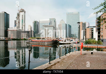 Blackwall Basin in den Londoner Docklands, Blick auf Canary Wharf Stockfoto